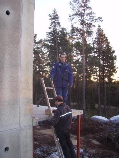 borjat montering av balkong 43117 hus 2.JPG - montering av balkongräcken av aluminium har påbörjats